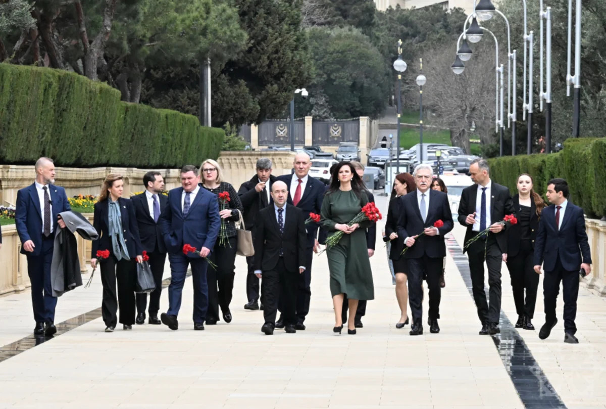 Litvanın Baş naziri Bakıda Şəhidlər xiyabanını ziyarət edib - FOTO