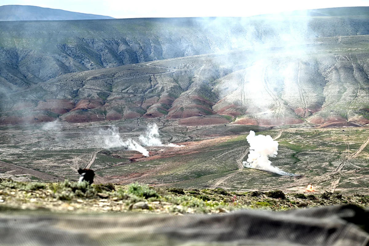 Ordumuz döyüş atışlı taktiki təlimdə: nazir gedişatı izlədi - FOTOLAR