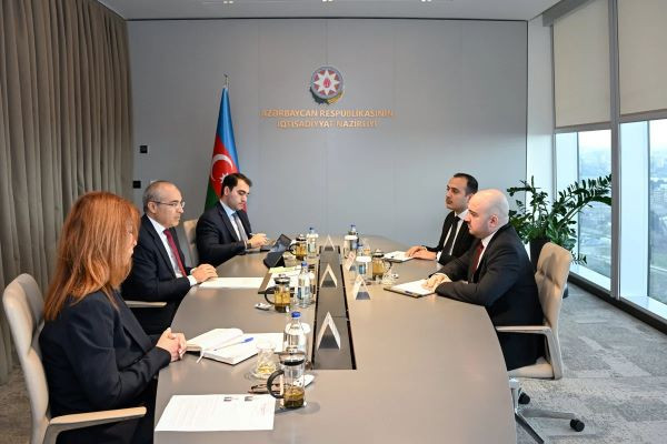 Mikayıl Cabbarov \"Yüksəliş müsabiqəsi\"nin qalibləri ilə görüşüb