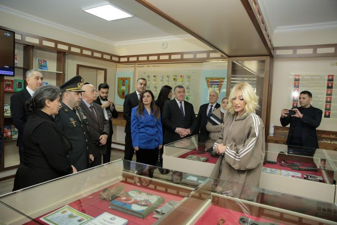 İCRA BAŞÇISI İDMAN GEYİMİNDƏKİ MÜĞƏNNİYƏ HESABAT VERİR&nbsp;- Bu, dövlət ərkanı və atributlarına hörmətsizlik deyilmi?! (VİDEO) - Yenilənib