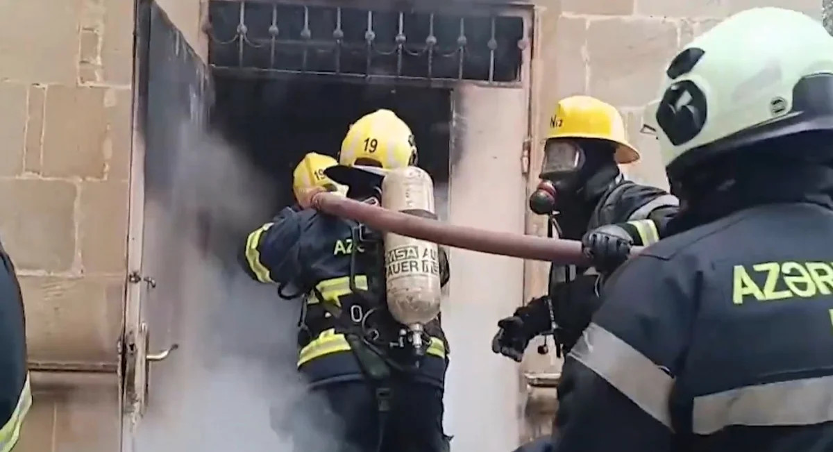 Bakıda internat məktəbinin yataqxanasında yanğın - VİDEO