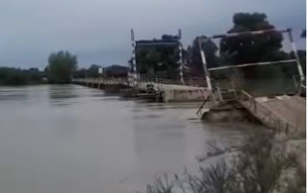 Kürün üstündəki ödənişli körpü dağıldı - VİDEO