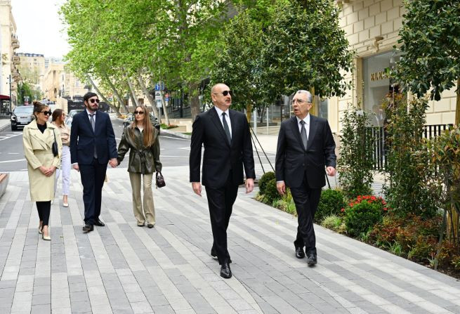 İlham Əliyev ailəsi ilə şəhərdə açılışda- FOTOLAR