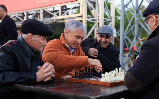 &nbsp;Prezidentin köməkçisi Bulvarda şahmat oynayıb - FOTO
