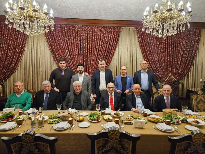 Bir foto, çox sual və ya sabiq nazirə məxus restorandan verilən sətiraltı mesaj...