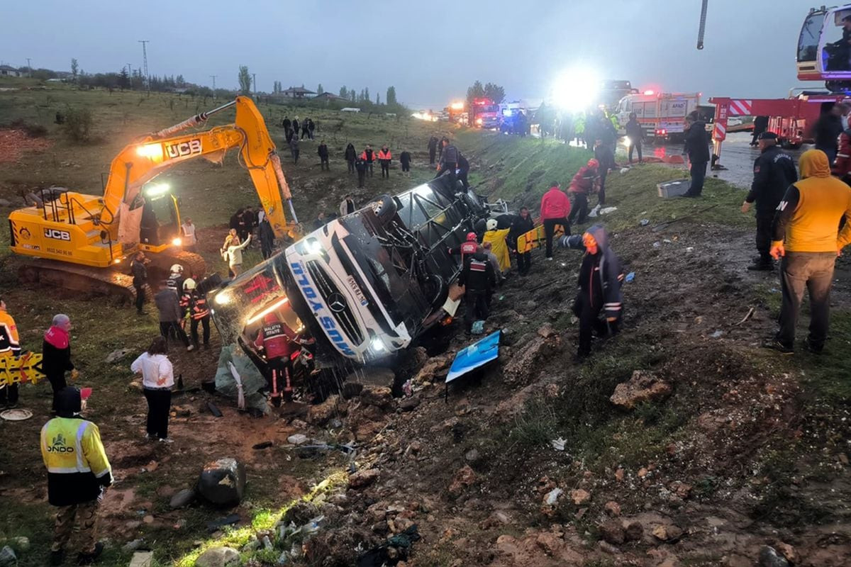 Türkiyədə sərnişin avtobusu dərəyə yuvarlandı: 4 nəfər ölüb, 15 nəfər xəsarət  alıb&nbsp; (FOTOLAR)
