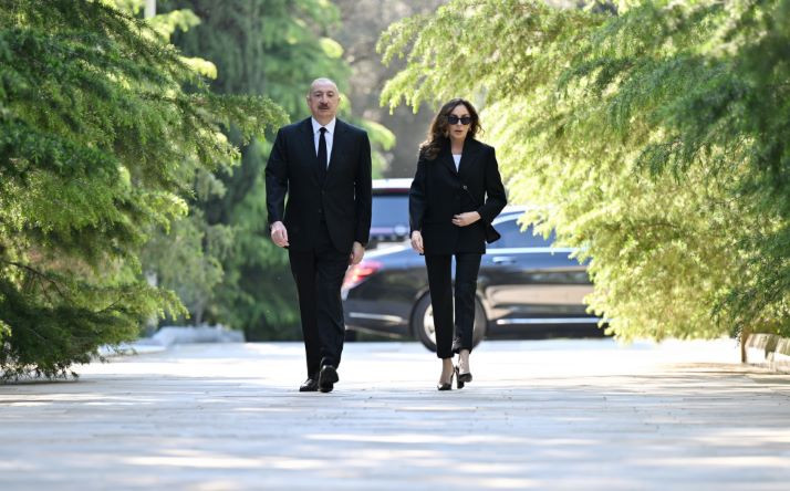 Prezidentlə xanımı Heydər Əliyevin məzarını ziyarət edbilər - FOTOLAR