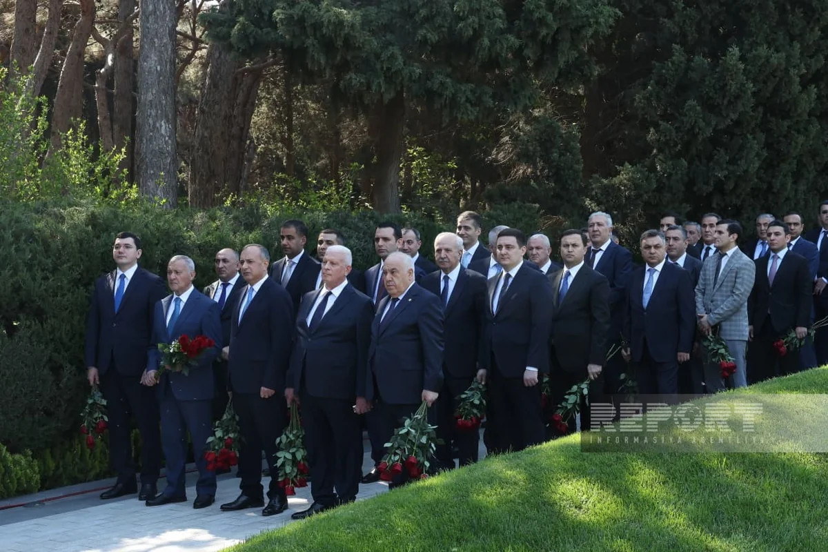 PA rəhbəri, spiker, Baş nazir... - Hökumət rəsmiləri Fəxri Xiyabanıda + FOTO