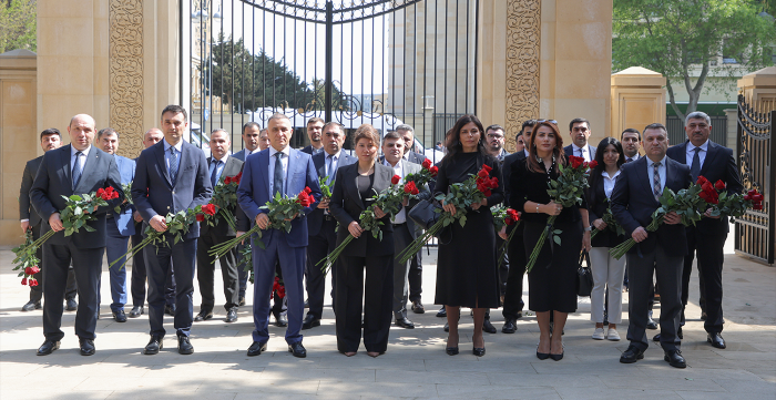 Veysəloğlu Şirkətlər Qrupunun rəhbər heyəti Fəxri xiyabanda Ümummilli Liderin xatirəsini anıb - FOTO