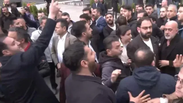 CHP-nin qərargahında dava - Kılıçdaroğlu vıə tərəfdarları partiyaya buraxılmadı (FOTOLAR)