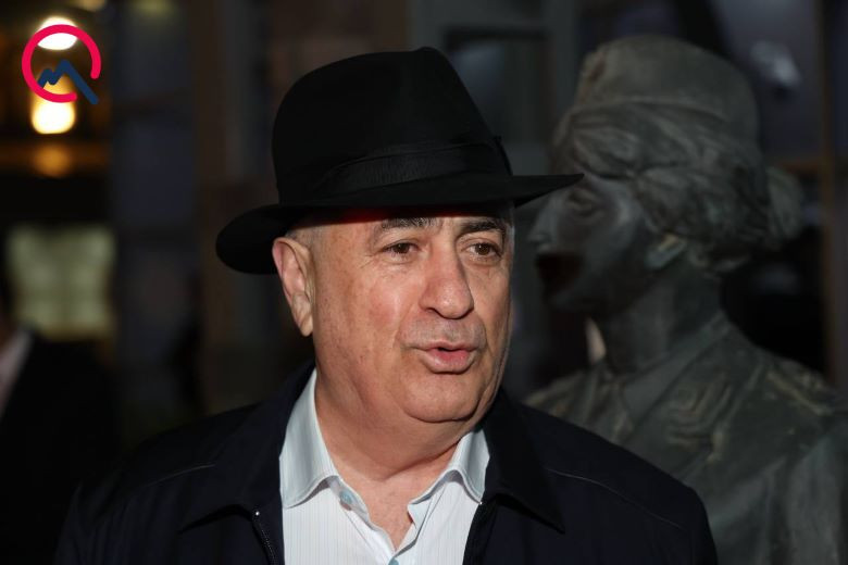 “Sən bilən hansı ilə gedəcəyəm? Mənə hansı düşür?\" - Qatardan bixəbər Cavid Qurbanov imicini dəyişib