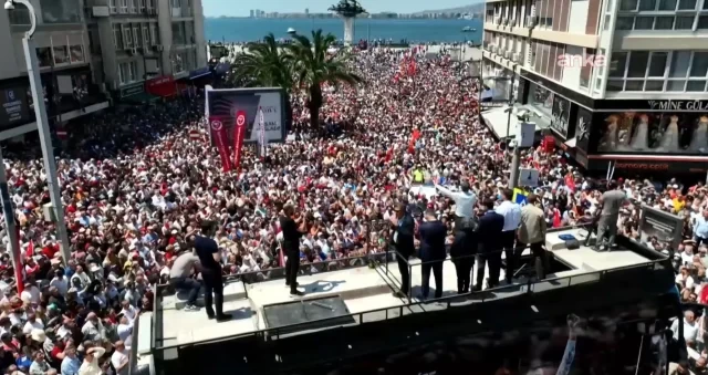 Özgür Özəl milyonların qarşısında Kılıçdaroğluna səsləndi: “Gəl, seçkiyə gedək, əgər uduzarmsa...”&nbsp;&nbsp;