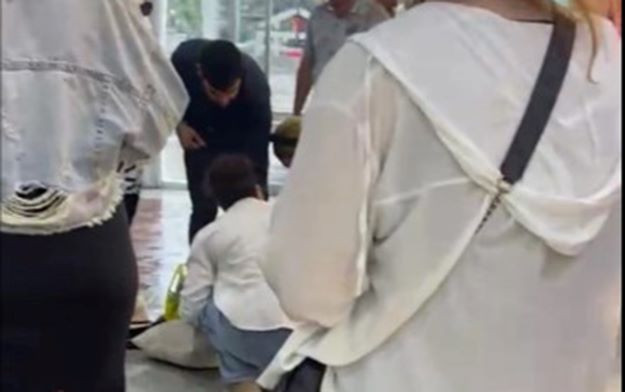 “AF Mall”ın üzlüyü qoparaq qadının üstünə düşdü - VİDEO