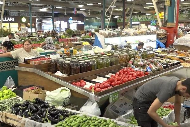 AzTV-nin bazar satıcılarından reportajı: qiymətlər normaldır, alça 5,8,10 manat, ağ gilas 19 manat... - VİDEO