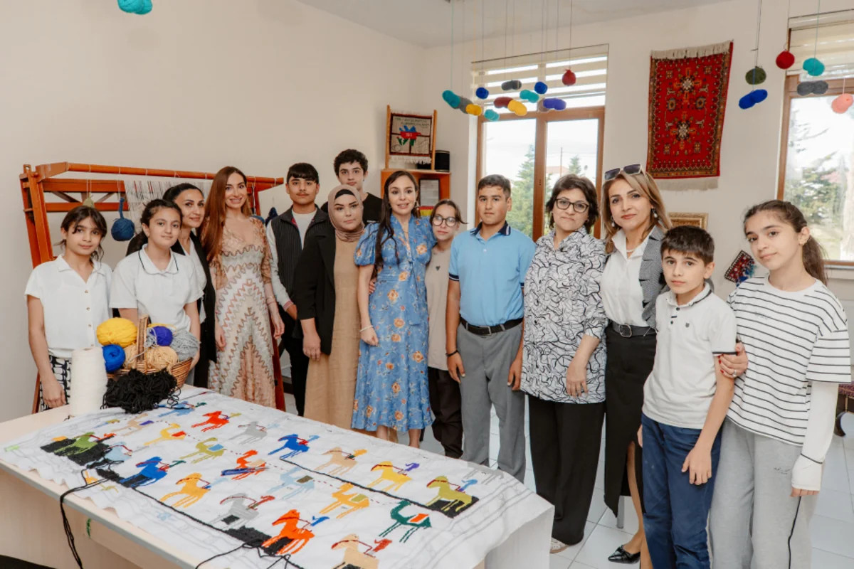 Leyla Əliyeva və Arzu Əliyeva məktəbdə - FOTO