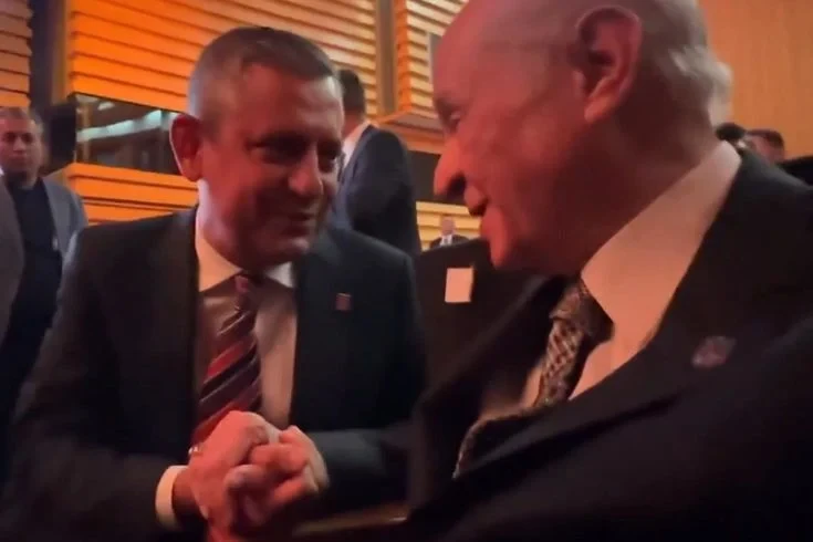 Səhər “topa tutdu”, axşam səmimi salamlaşdı – MHP lideri ilə Özgür Özəl belə görüşdü (FOTO)&nbsp;&nbsp;