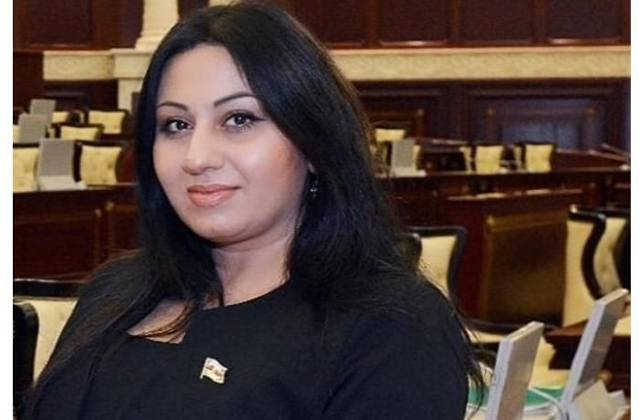 Deputat mətni üzündən oxuya bilmir – “Kim nə istəyir, onu da yazsın, özləri bilər”
