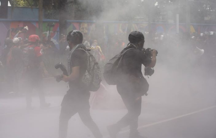 DÇ-nin ilk oyununda  gərginlik – Şəhər qarışdı, 200-dək maskalı polisə hücum etdi (FOTO)&nbsp;&nbsp;