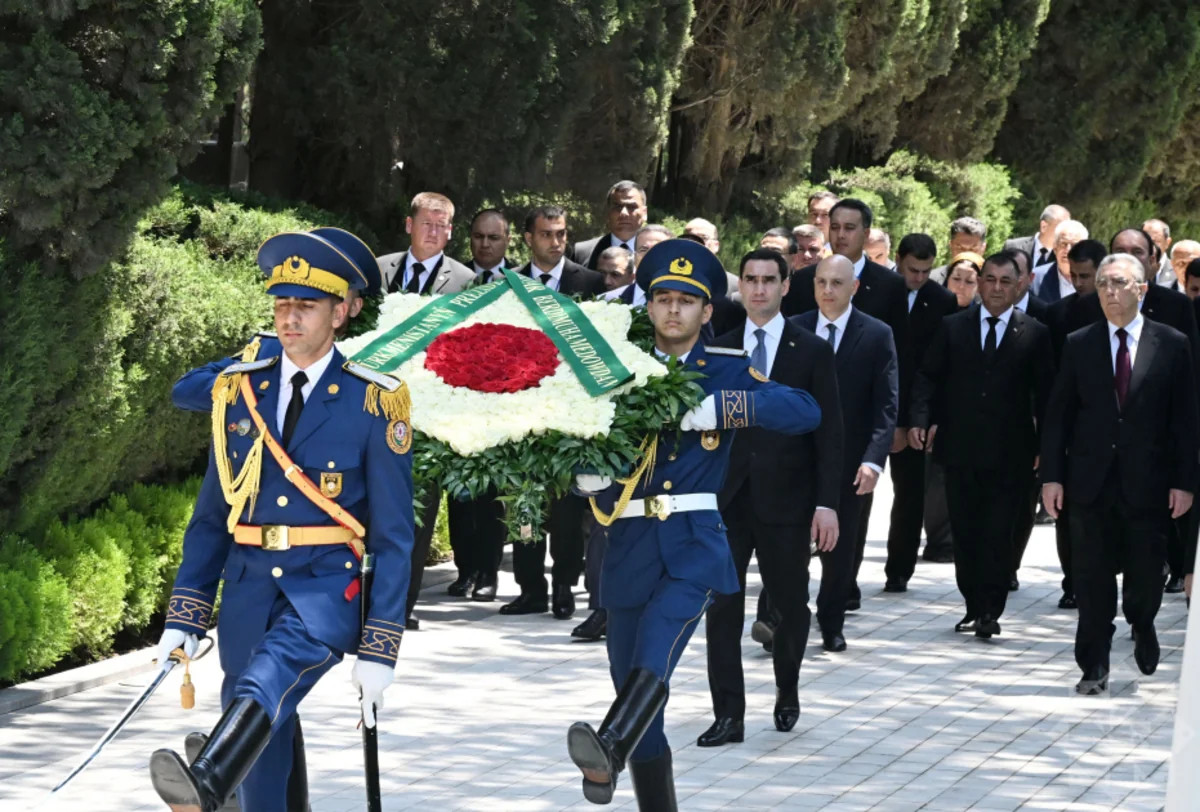 Türkmənistan Prezidenti Heydər Əliyevin məzarını ziyarət edib - FOTOLAR