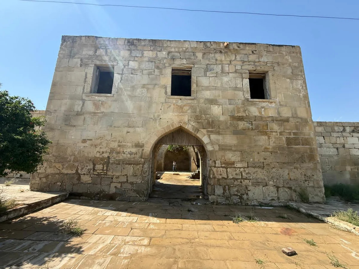 Bakıda tarixi karvansaraya qanunsuz müdaxilənin qarşısı alındı - FOTOLAR