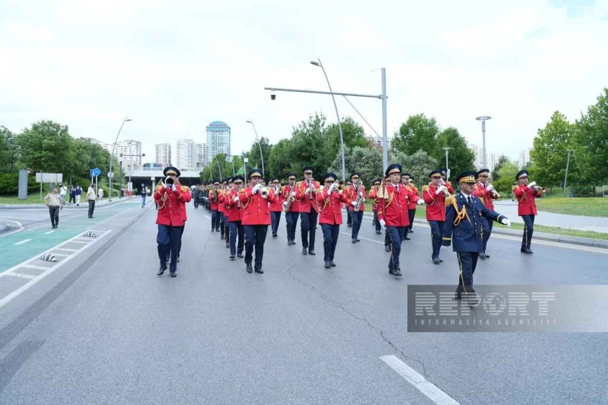 Bakıda hərbi orkestrlərin müşayiəti ilə yürüşlər başlayıb