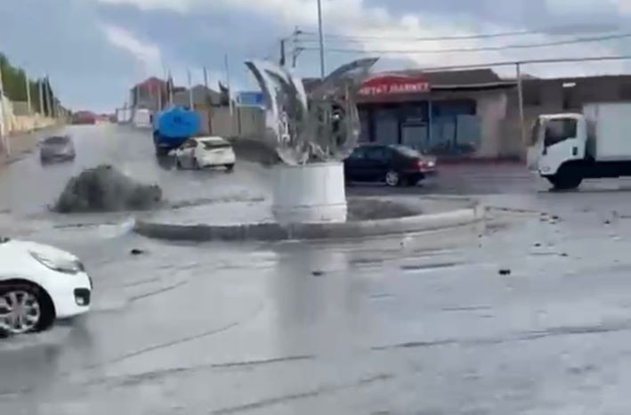 Novxanıda acınacaqlı vəziyyət: yollar kanalizasiyaya sularına qərq olub - Dövlət qurumları niyə hərəkətə keçmir? +&nbsp; VİDEO, FOTOLAR