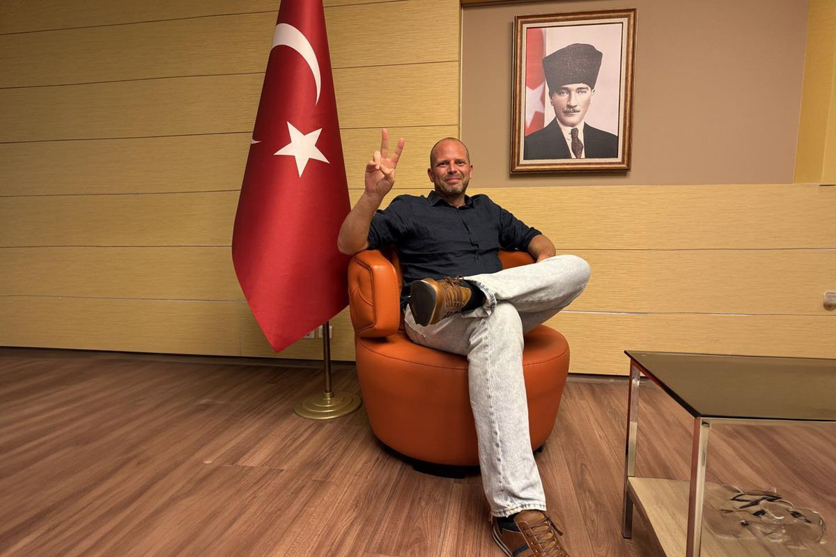 NATO Sammitində skandal -&nbsp;Nazir Atatürkün fotosu və bayraq qarşısında paylaşdığı fotonu sildi: “Üzr istəyirəm” – FOTO