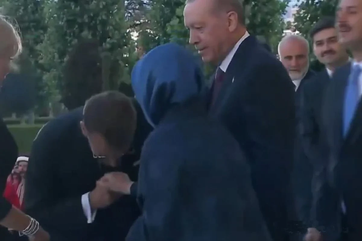 Rəsmi görüşdə tarixi an: Əminə Ərdoğan Makrona əlini öpməyə qoymadı – VİDEO  