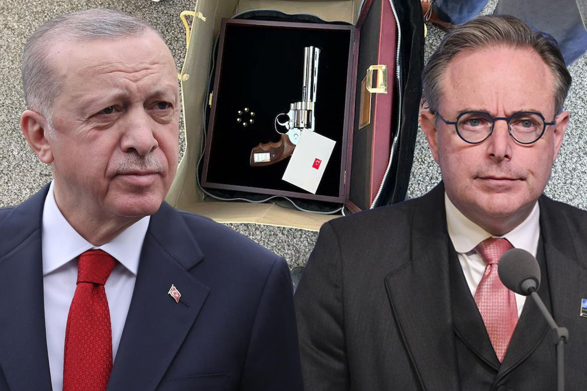 Ərdoğanın daha bir liderə hədiyyə etdiyi tapança gündəm oldu – Hava limanında xəbər tutdu və…  