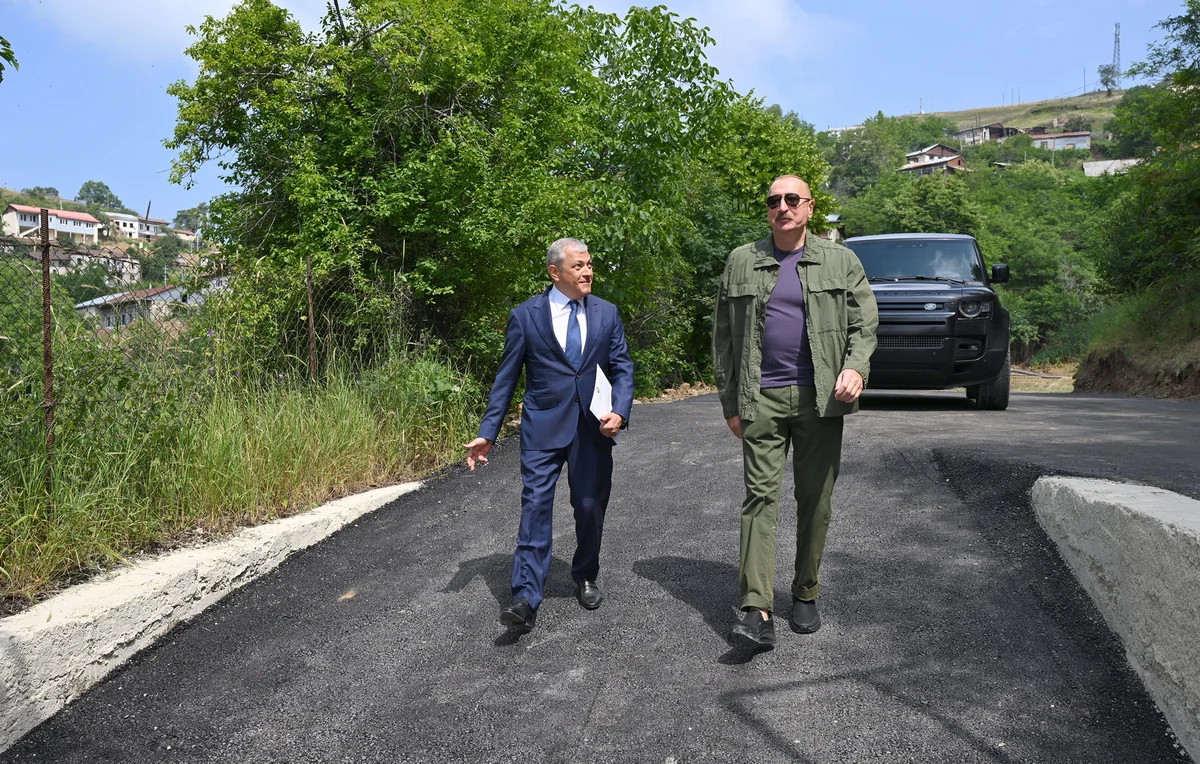 İlham Əliyev Şuşanın Kiçik Qaladərəsi kəndində sakinlərlə görüşüb - FOTOLAR