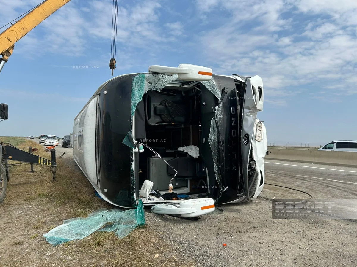 Hacıqabulda sərnişin avtobusu aşıb - 21 nəfər xəsarət alıb (FOTO)