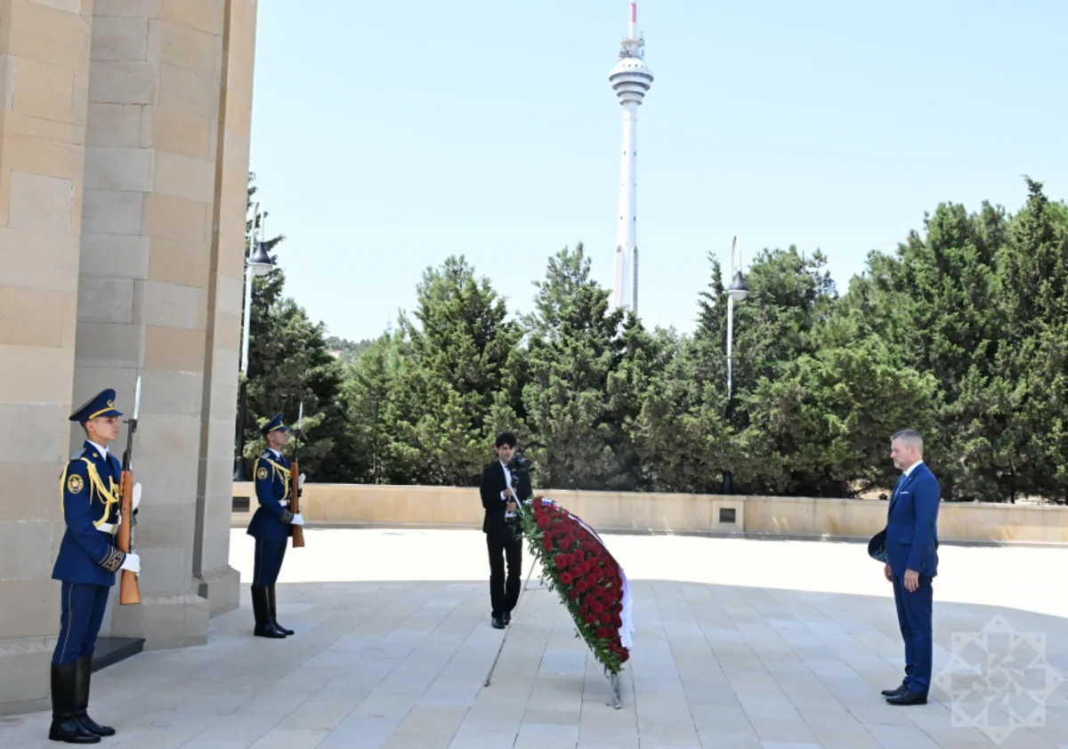 Slovakiya Prezidenti Bakıda şəhidlərin xatirəsini anıb