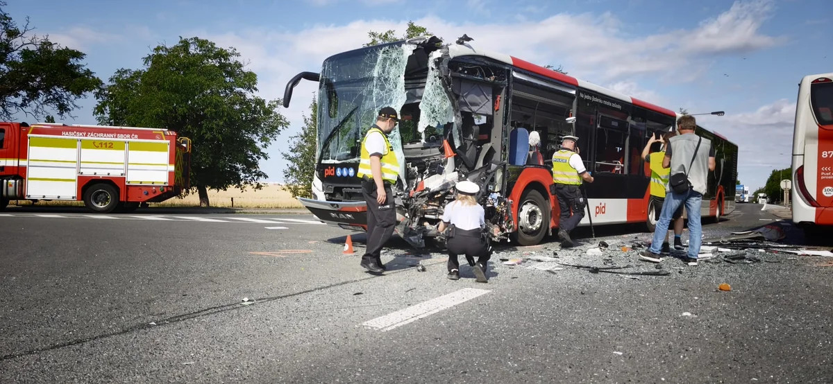 Çexiyada iki avtobus toqquşub, 17 nəfər xəsarət alıb