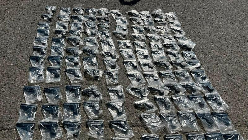 İstanbulda sərnişin avtobusundan 120 tapança çıxdı&nbsp;&nbsp;