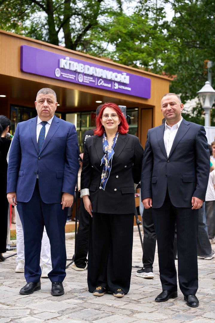 Şuşanın mərkəzində günəş enerjisi ilə işləyən \"Kitab dayanacağı\" istifadəyə verildi - FOTOLAR