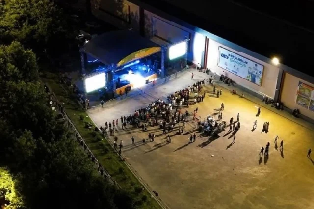 Müğənni konsertinə az adam gəlməsinin səbəbini soruşdu, belə cavab aldı: “Ərik yığmağa gediblər” - FOTO&nbsp;&nbsp;