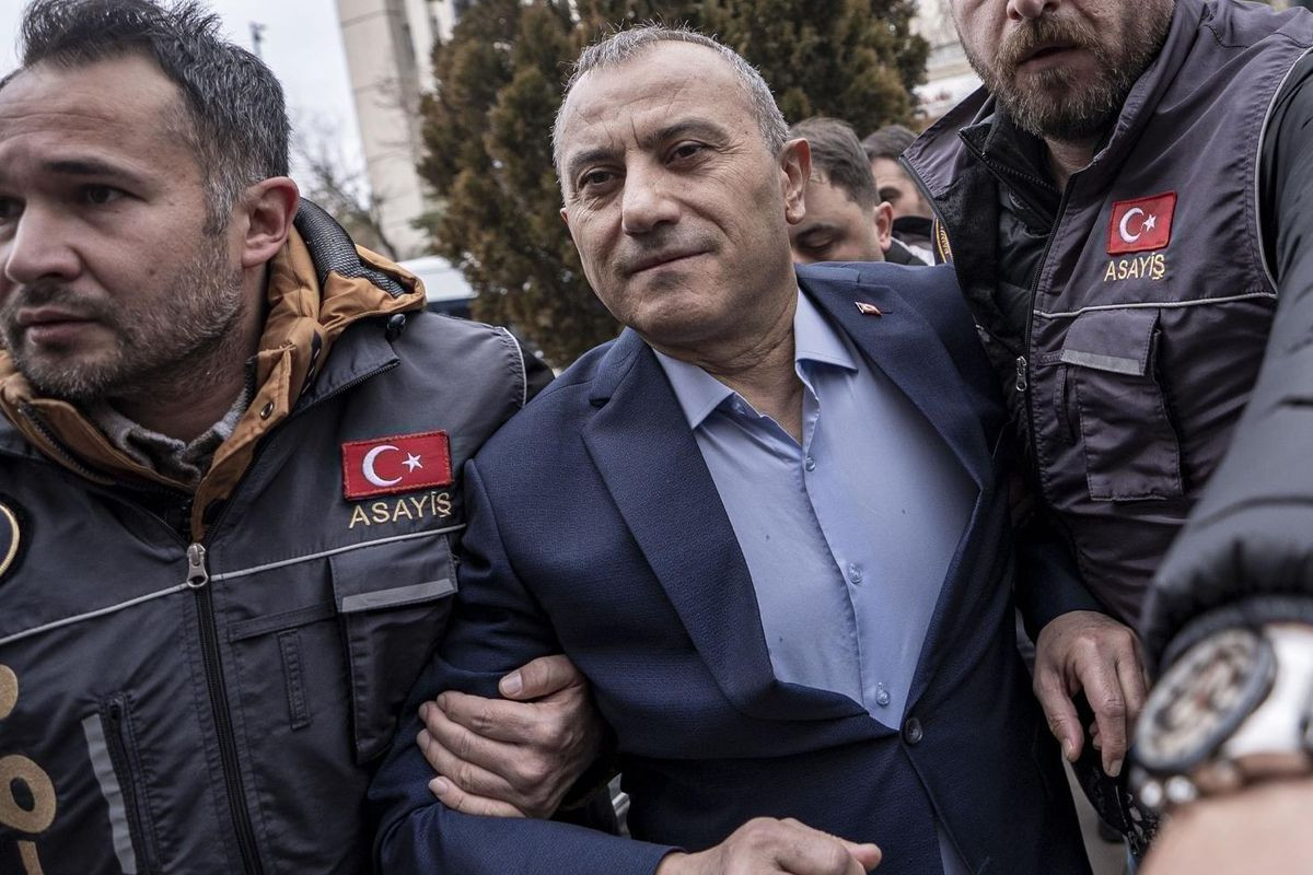 Türkiyədə saxlanılan vali əleyhinə paylaşım edənləri döydürürmüş  