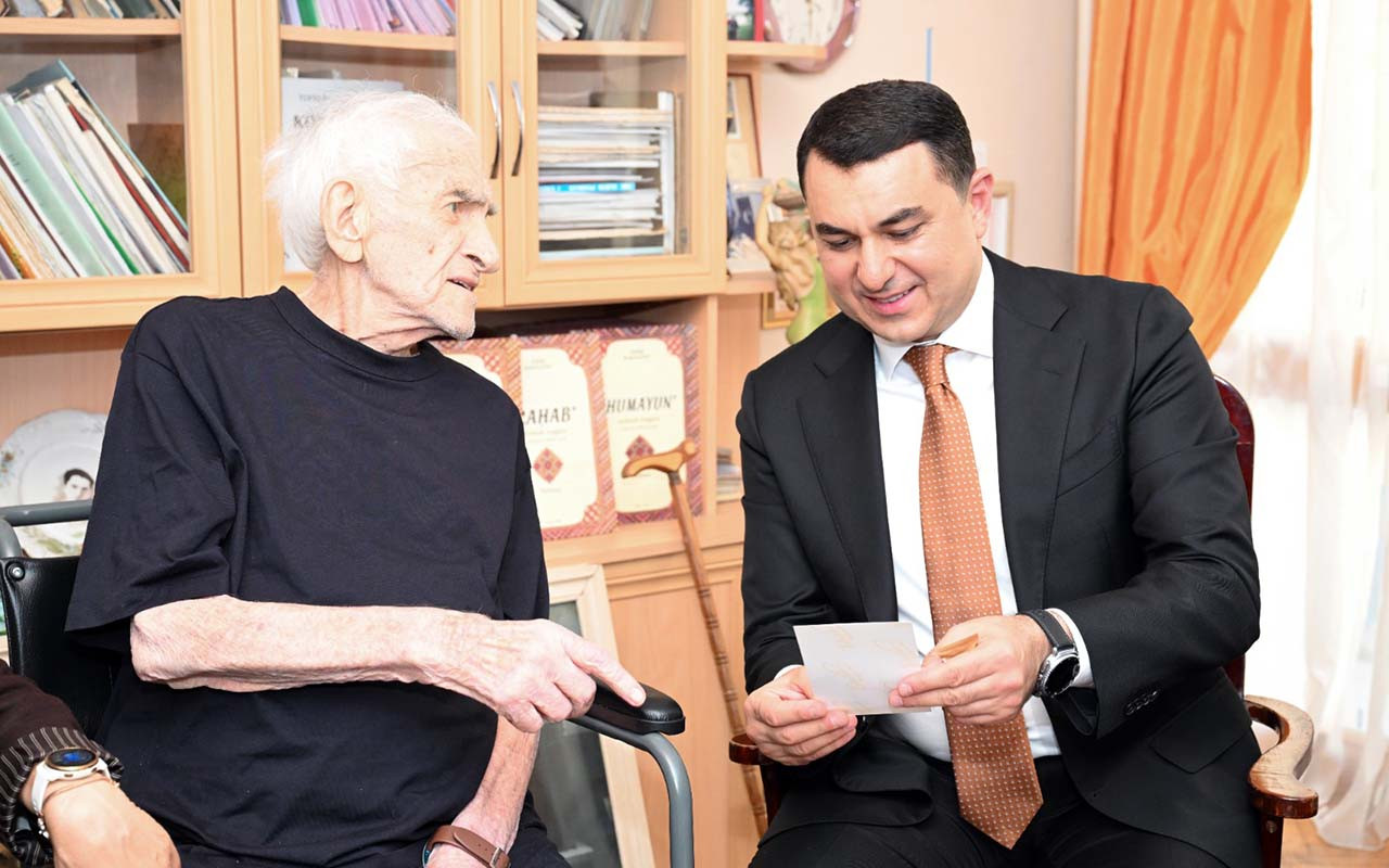 Nazir 96 yaşlı Xalq artistini evində ziyarət edib - FOTOLAR