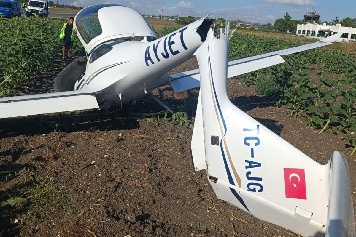 İstanbulda təlim təyyarəsi qəzaya uğrayıb - Pilot yaralanıb (FOTOLAR)