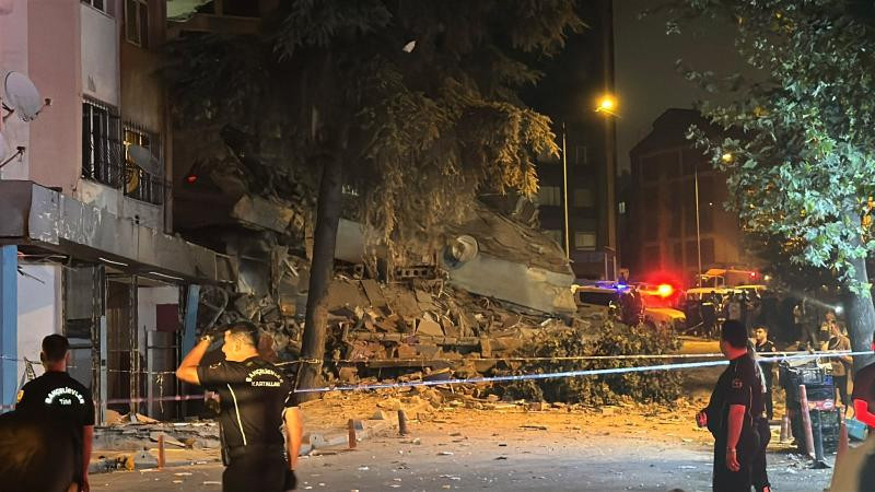 İstanbulda bina çöküb