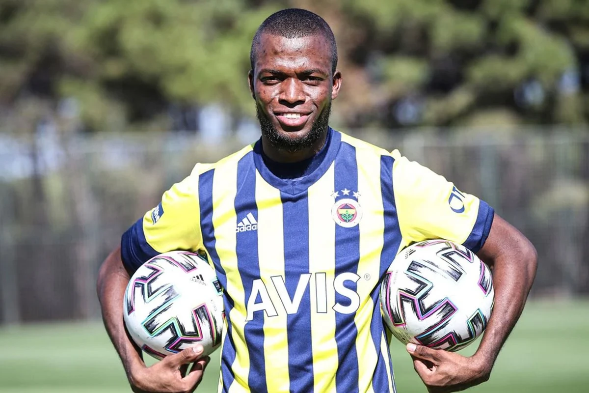 \"Fənərbağça\"nın 36 yaşlı keçmiş futbolçusu məşhur klubla yeni müqavilə imzaladı