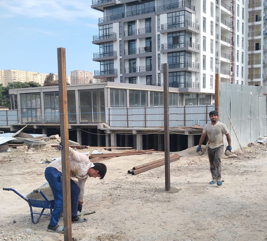 &nbsp;Qaraçuxurda tikinti şirkəti küçəni iki yerə bölüb - Sakinlər şikayət edir, dinləyən yoxdur (FOTO)