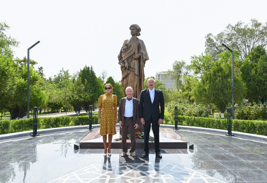 Prezident memar Əcəmi Naxçıvaninin abidəsinin açılışını edib - FOTOLAR