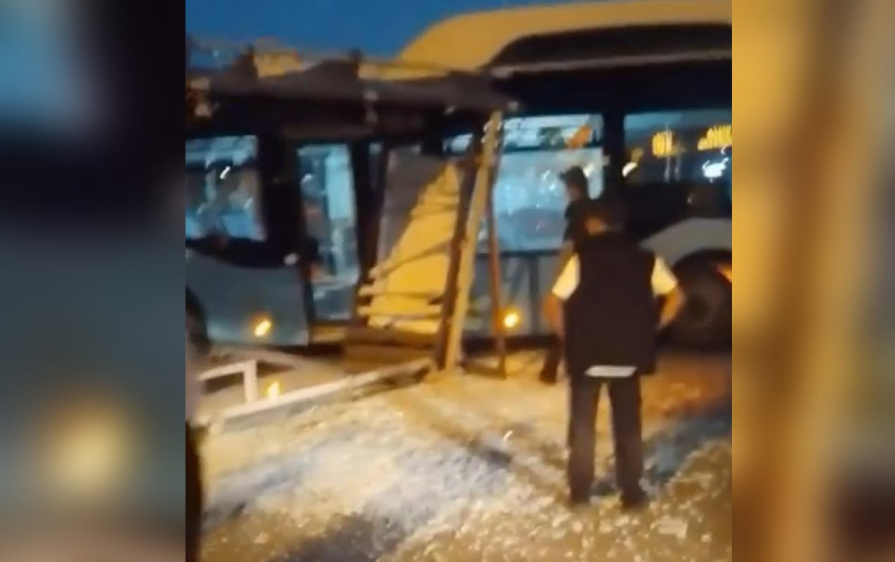 “Koroğlu”da marşrut avtobusu dayanacağa çırpıldı - Video