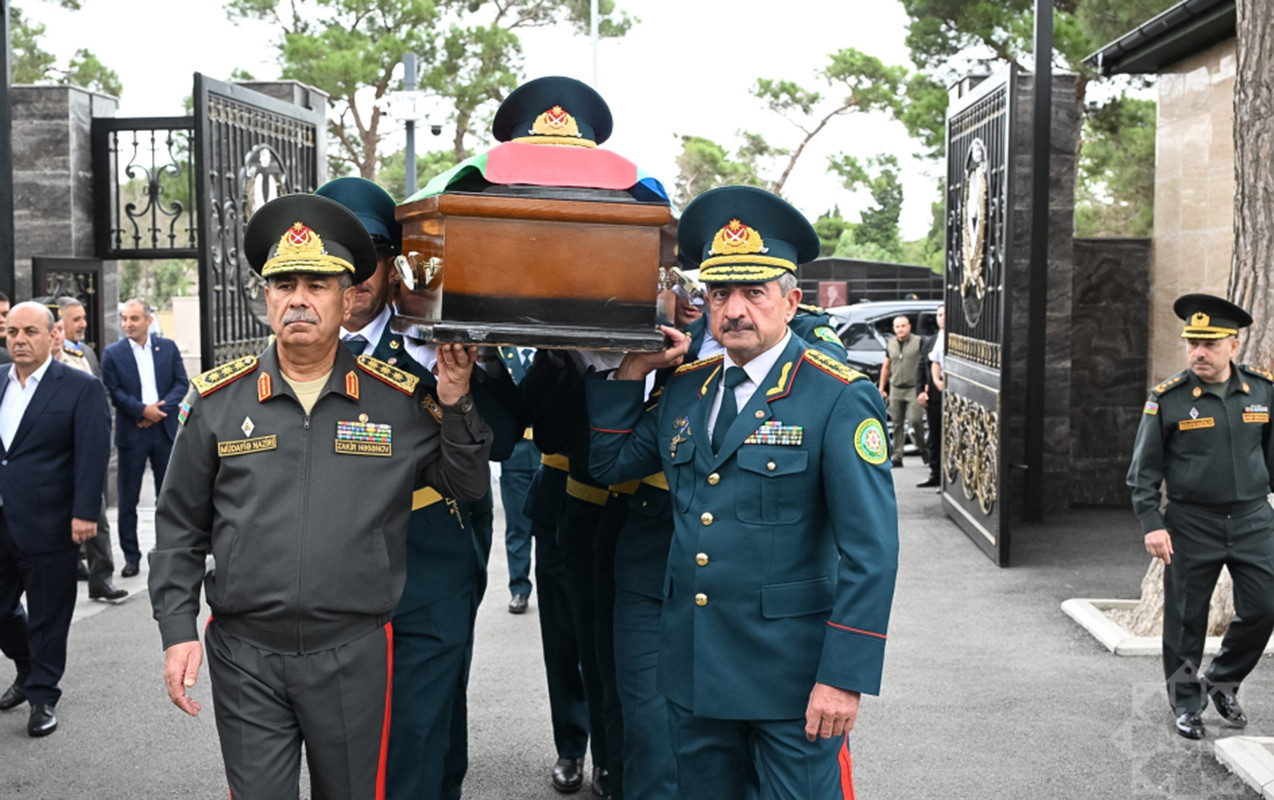 Zakir Həsənovla Elçin Quliyev generalın tabutunu çiyinlərinə aldı - FOTOLAR