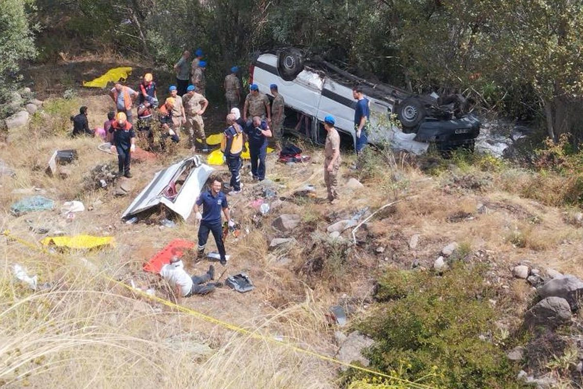 Türkiyədə sərnişin mikroavtobusu dərəyə aşdı: 4 ölü, 10 yaralı var