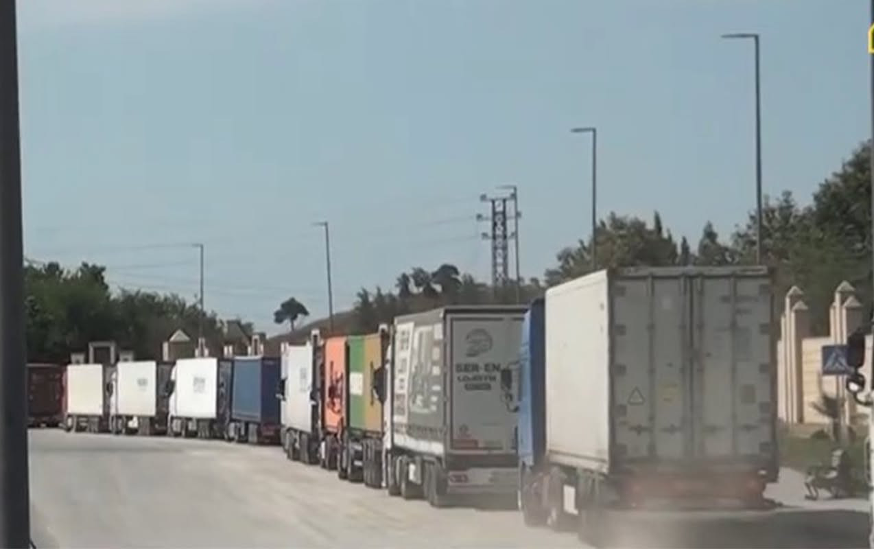 “Qırmızı körpü”də TIR sıxlığı: sürücülər günlərdir gözləyir, Gürcüstan niyə problem yaradır? + VİDEO