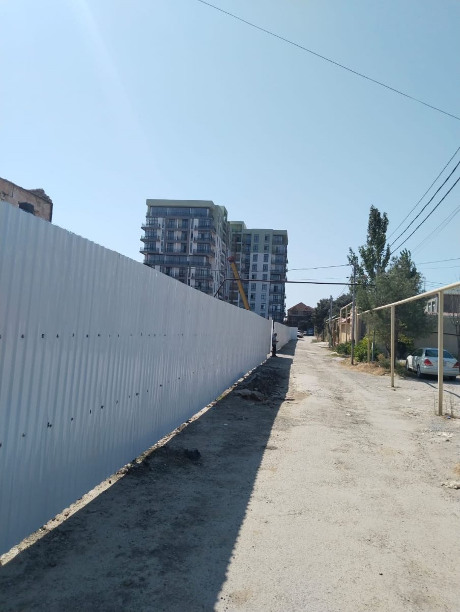 Bakıda şirkət küçəni tən ortadan belə böldü - İcra başçısı və yerli qurumlar isə \"yatıb\" + FOTOLAR