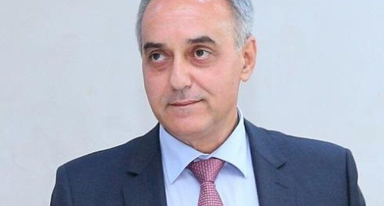 İCRA BAŞÇISI YENİ TƏYİN ETDİYİ MƏMURDAN 200 MİN RÜŞVƏT ALIB? - Başçı suala cavab əvəzinə jurnalisti görüşə çağırıb