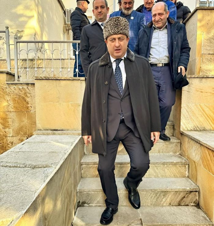 Bir məmur, bir neçə video və Azərbaycan mediasının susduğu yer... 